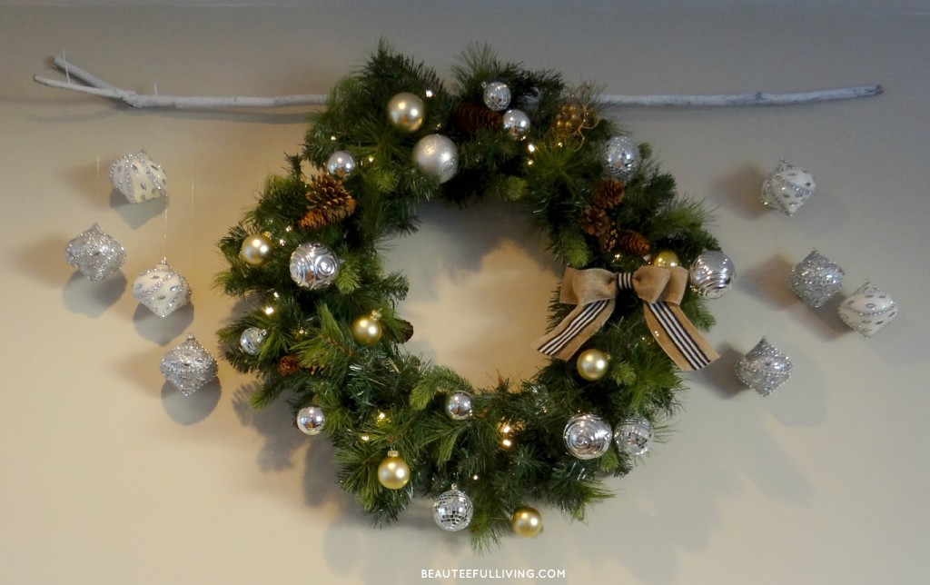 Christmas wreath with hanging ornaments - Beauteeful Living