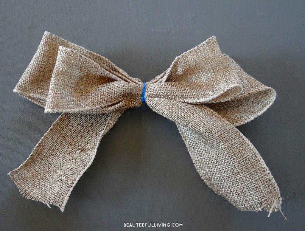 Wrapping bow with tie