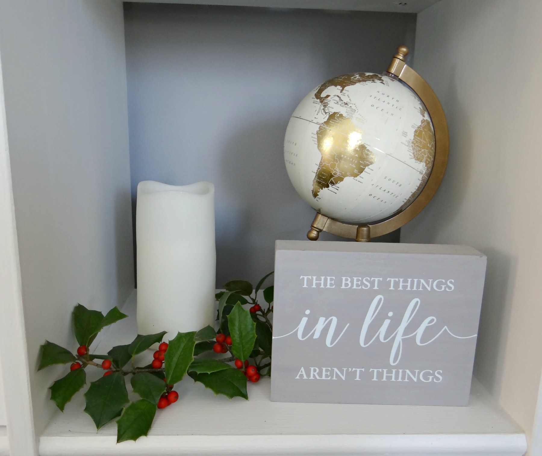 Bookshelf decor for Christmas - Beauteeful Living