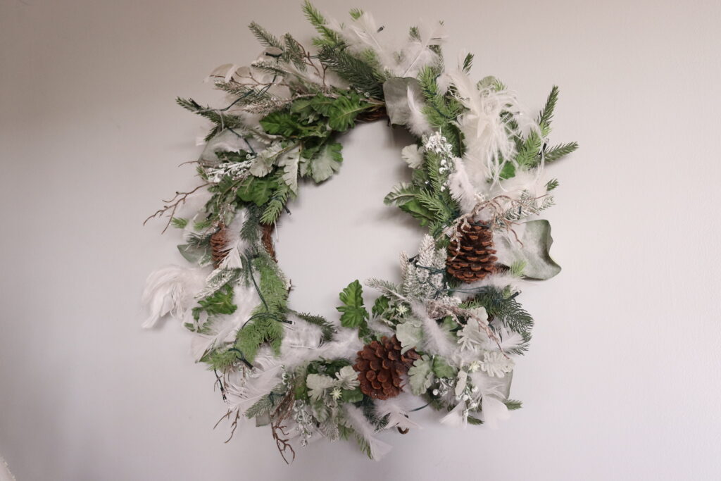 Christmas Wreath with feathers - Beauteeful Living